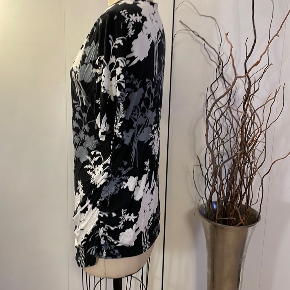 A:glow short sleeve floral scoop neck top with ruched sides - Picture 4 of 8